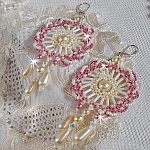 BO D&eacute;tente mont&eacute;es avec perles rondes, gouttes nacr&eacute;es, rocailles rose Antique et dormeuses en Argent 925